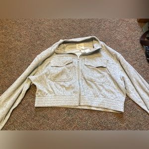 Light grey long sleeve zip up crop top